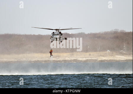 CAPE COD, MA-Pararescue Jumper aus der 103 Rescue Squadron, 106 Rettung Flügel springen von einem HH-60 Pavehawk Hubschrauber in den Ozean aus Cape Cod im Betrieb Orange Flagge am 2. April 2015. Betrieb Orange Flagge 2015 ist eine multi-Service, multi-nationale Suche und Rettung Übung ermöglicht es den verschiedenen Rettungsdiensten und Vermögenswerte zu lernen nahtlos zusammen unter einer Vielzahl von Bedingungen zu betreiben. Orange Flagge empfohlene mehrere springt aus dem US Coast Guard, Air National Guard und der Royal Canadian Air Force Flugzeuge, darunter C-144, C-130, H-60 und der HH-60. (New York Air Stockfoto