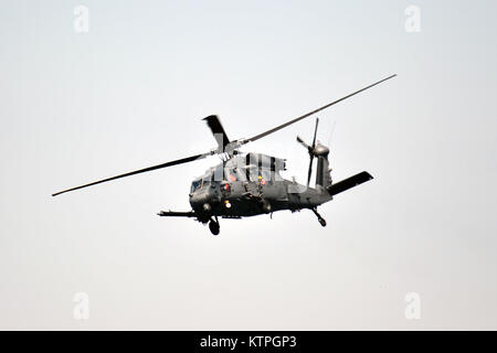 CAPE COD, MA-Pararescue Jumper aus der 103 Rescue Squadron, 106 Rettung Flügel springen von einem HH-60 Pavehawk Hubschrauber in den Ozean aus Cape Cod im Betrieb Orange Flagge am 2. April 2015. Betrieb Orange Flagge 2015 ist eine multi-Service, multi-nationale Suche und Rettung Übung ermöglicht es den verschiedenen Rettungsdiensten und Vermögenswerte zu lernen nahtlos zusammen unter einer Vielzahl von Bedingungen zu betreiben. Orange Flagge empfohlene mehrere springt aus dem US Coast Guard, Air National Guard und der Royal Canadian Air Force Flugzeuge, darunter C-144, C-130, H-60 und der HH-60. (New York Air Stockfoto