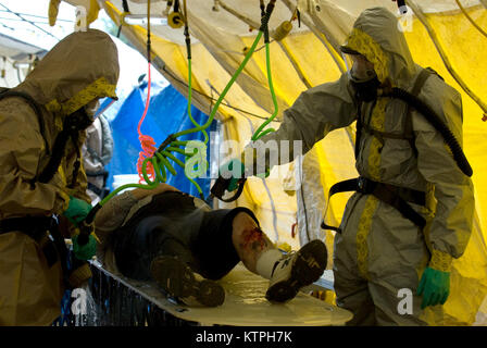 Soldaten aus dem2-101 st Kavallerie verhalten Dekontamination während eine Heimat Response Force Training bei Joint Base Mc Guire-Dix - lakehurst am 26.04.17. Die Ausübung, entworfen, um einen chemischen, biologischen, radiologischen oder nuklearen (CBRN) Incident zu simulieren, ist eine Ausbildung für Mitarbeiter, die Nationalgarde mobilisiert werden können, um lokale Responder während eines CBRN-Event zu unterstützen. (U.S. Armee Foto von SPC. Alexander Rektor) Stockfoto