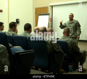 Generalmajor Miller, Commander, 42th Infantry Division Adressen Offiziere und Mannschaften in einem nach der Überprüfung der Maßnahmen nach einer Heimat Response Force Übung in Joint Base Mc Guire-Dix - Lakehurst 26.04.18. Die Übung, die eine gefährliche Materialien Incident zu simulieren, mit mehr als 570 Armee und Nationalgarde, die Suche und Extraktion, Dekontaminierung, Sicherheit und medizinische Operationen. (US Army Foto von SPC. Alexander Rektor) Stockfoto