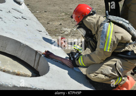 LAKEHURST, New Jersey - Opfer bleibt, dokumentiert und hob während der Heimat Response Force (HRF) Übung April 18. Bei Joint Base Mc Guire-Dix - Lakehurst. Die HRF, mit mehr als 600 Mitarbeitern, führte eine umfassende Übung für eine Reaktion im chemischen, biologischen, radiologischen oder nuklearen Zwischenfall hier April 15-19. Die hrf Züge zum Opfer eines CBRN-Vorfall extrahieren und die Dekontamination und die medizinische Triage zur Unterstützung der zivilen Behörden und Rettungskräfte zur Verfügung stellen. (New York Air National Guard/Master Sergeant Cheran Cambridge/freigegeben) Stockfoto