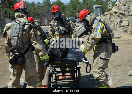 LAKEHURST, New Jersey - LAKEHURST, New Jersey - Opfer bleibt, dokumentiert und hob während der Heimat Response Force (HRF) Übung April 18. Bei Joint Base Mc Guire-Dix - Lakehurst. Die HRF, mit mehr als 600 Mitarbeitern, führte eine umfassende Übung für eine Reaktion im chemischen, biologischen, radiologischen oder nuklearen Zwischenfall hier April 15-19. Die hrf Züge zum Opfer eines CBRN-Vorfall extrahieren und die Dekontamination und die medizinische Triage zur Unterstützung der zivilen Behörden und Rettungskräfte zur Verfügung stellen. (New York Air National Guard/Master Sergeant Cheran Cambridge/freigegeben) Stockfoto