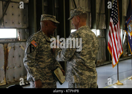 Oberst Jack James, der 42 Combat Aviation Brigade Commander, Stifte die Meritorious Service Medal auf Befehl Sgt. Maj. Jorge Vasquez, der scheidende 42 CAB command Sergeant Major, bei einem Wechsel der Verantwortung Zeremonie Samstag, 16. Mai 2015 An Abteilung von Militär und Marine Direktion in Latham, New York (USA Armee Foto von Sgt. Jonathan Monfilletto) Stockfoto