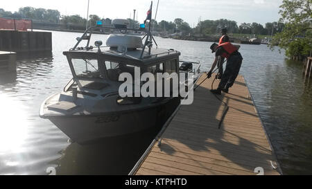 ROCHESTER - Mitglieder der New York Naval Miliz militärischen Ausnahmezustands Boat Service Durchführung von Schulungen auf den Genesee River und Lake Ontario zu ihrer Handhabung des Bootes Fähigkeiten verbessern Am Samstag, 30. Mai 2015. (Foto von Naval Miliz EOC Rick Stacy/Freigegeben) Stockfoto