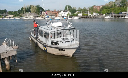 ROCHESTER - Mitglieder der New York Naval Miliz militärischen Ausnahmezustands Boat Service Schulungen onboard PB 280 auf den Genesee River und Lake Ontario zu ihrer Handhabung des Bootes Fähigkeiten verbessern Am Samstag, 30. Mai 2015. (Foto von Naval Miliz EOC Rick Stacy/Freigegeben) Stockfoto