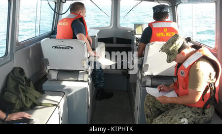 ROCHESTER - Mitglieder der New York Naval Miliz militärischen Ausnahmezustands Boat Service Schulungen onboard PB 280 auf den Genesee River und Lake Ontario zu ihrer Handhabung des Bootes Fähigkeiten verbessern Am Samstag, 30. Mai 2015. (Foto von Naval Miliz EOC Rick Stacy/Freigegeben) Stockfoto