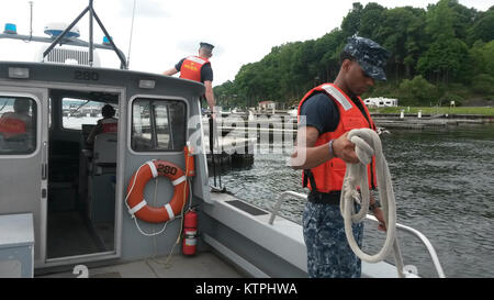 ROCHESTER - Mitglieder der New York Naval Miliz militärischen Ausnahmezustands Boat Service Schulungen onboard PB 280 auf den Genesee River und Lake Ontario zu ihrer Handhabung des Bootes Fähigkeiten verbessern Am Samstag, 30. Mai 2015. (Foto von Naval Miliz EOC Rick Stacy/Freigegeben) Stockfoto