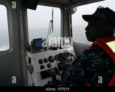 Mitglieder der New York Naval Miliz militärischen Ausnahmezustands Boat Service Schulungen an der Great South Bay aus Long Island ihr Boot Skills am Montag, 1. Juni 2015 zu verbessern. (Foto von Naval Miliz EOC Rick Stacy/Freigegeben) Stockfoto