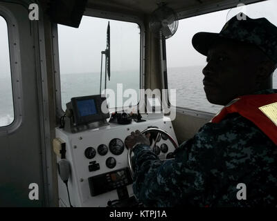 Mitglieder der New York Naval Miliz militärischen Ausnahmezustands Boat Service Schulungen an der Great South Bay aus Long Island ihr Boot Skills am Montag, 1. Juni 2015 zu verbessern. (Foto von Naval Miliz EOC Rick Stacy/Freigegeben) Stockfoto