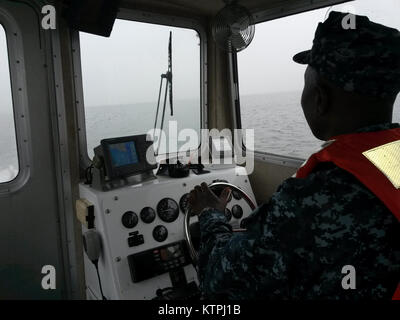 Mitglieder der New York Naval Miliz militärischen Ausnahmezustands Boat Service Schulungen an Bord PB 230 an der Great South Bay aus Long Island ihr Boot Skills am Montag, 1. Juni 2015 zu verbessern. (Foto von Naval Miliz EOC Rick Stacy/Freigegeben) Stockfoto