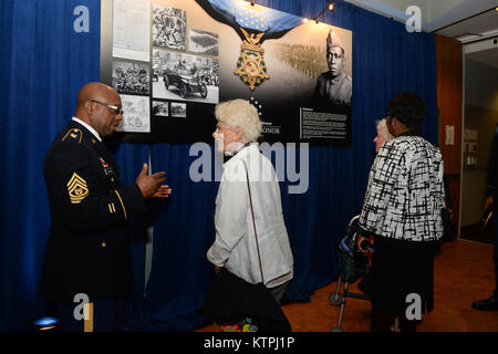 New York Army National Guard Command Sgt. Maj. Louis Wilson akzeptiert die Ehrenmedaille im Namen des Ersten Weltkrieges Pvt. Henry Johnson, eine Nationalgarde Soldat, der mit der 369 Infanterie Regiment, bekannt als The Harlem Hellfighters serviert, im Weißen Haus, 2. Juni 2015. Wilson nahm die posthume Verleihung weil Johnson hat keine Angehörigen bekannt. (U.S. Armee Foto von Sgt. Garry McFadden/Freigegeben) Stockfoto