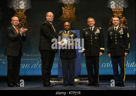 New York Army National Guard Command Sgt. Maj. Louis Wilson akzeptiert die Ehrenmedaille der Flagge im Namen des Ersten Weltkrieges Pvt. Henry Johnson, eine Nationalgarde Soldat, der mit der 369 Infanterie Regiment, bekannt als The Harlem Hellfighters serviert, in der Halle des Pentagon der Helden am 3. Juni 2015. Wilson nahm die posthume Verleihung weil Johnson hat keine Angehörigen bekannt. Die Teilnehmenden sind (von links) im Rahmen der Sekretär der Armee Brad Carson, stellvertretender Verteidigungsminister Bob Arbeiten, Wilson, Armee eis Stabschef. Gen. Daniel B. Allyn und Sgt. Maj. der Armee Daniel A. Dailey. (U.S. Armee Foto von Stockfoto