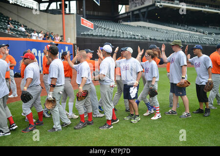 NEW YORK, NY-Tragen von New York Mets Trikots, Service für Mitglieder von Luftwaffe, Heer, Marine Marine und spielen ein Turnier style Softball Spiel im citifield am 11. Juni 2015. Die Veranstaltung, die unter der Schirmherrschaft des Mets, erlaubt die Mitglieder eine Reihe von Spielen auf dem Feld zu spielen, Treffen mit Spielern und team Beamten, und ein Grill mit Ihrer Familie und Ihren Freunden genießen. (New York Air National Guard/Staff Sergeant Christopher S Muncy/freigegeben) Stockfoto