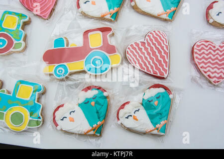 Schließen bis Weihnachten Lebkuchen Cookies in Form von Herzen und Traktor auf Zähler Stockfoto