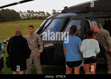 Spc. John Grassia, Links, und Sgt. Nicholas Cook, beide UH-60 Blackhawk Mannschaft Leiter für ein Unternehmen, 3.BATAILLON, 142 Aviation Regiment, zeigen das Flugzeug auf eine Gruppe von Zivilisten während einer Übung in Cooperstown, New York Samstag, 13. Juni 2015. (U.S. Armee Foto von Sgt. Jonathan Monfilletto) Stockfoto