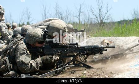 FORT DRUM, New York - New York Army National Guard Soldaten mit Bravo Company, 2.BATAILLON, 108 Infanterie Regiment in einem platoon live-fire Übung während der jährlichen Schulung der Einheit in Fort Drum, NY am 16. Juli teilnehmen. Die Ausbildung, Teil eines exportierbaren Combat Training (XCTC) Übung, die erforderlich sind, um die Koordinierung der gesamten Platoon, und Soldaten der Einheit mit einer Gelegenheit, ihre Kampftechniken zu verbessern (U.S. Armee Foto von Alexander Rektor/freigegeben). Stockfoto