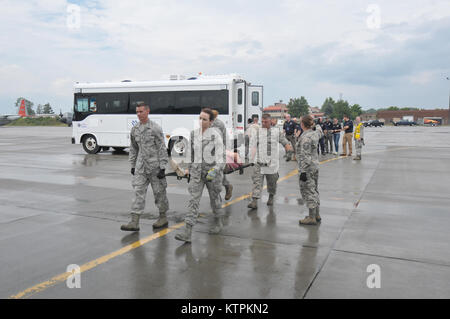 Mitglieder der 139 Aeromedical Evacuation Squadron der New York Air National Guard, 118 medizinische Gruppe Tennessee Air National Guard und der Albany New York Veterans Administration Mitglieder tragen die Patienten von der New York Civil Air Patrol aus dem Bereitstellungsbereich Zelt zu einem LC-130 Hercules-transportflugzeuge während einer Übung bei Stratton Air National Guard Base, Scotia New York. Stockfoto