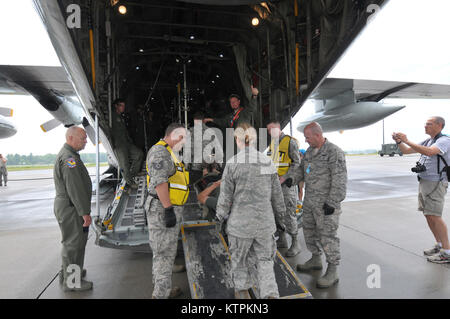 Mitglieder der 139 Aeromedical Evacuation Squadron von 109 Airlift Wing der New York Air National Guard, 118 medizinische Gruppe Tennessee Air National Guard und der Albany New York Veterans Administration Mitglieder tragen die Patienten von der New York Civil Air Patrol aus dem Bereitstellungsbereich Zelt zu einem LC-130 Hercules-transportflugzeuge während einer Übung bei Stratton Air National Guard Base, Scotia New York. (US Air National Guard Foto von Master Sgt. Willie Gizara/freigegeben) Stockfoto