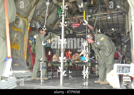 Mitglieder der 139 Aeromedical Evacuation Squadron von 109 Airlift Wing der New York Air National Guard, 118 medizinische Gruppe Tennessee Air National Guard und der Albany New York Veterans Administration Mitglieder tragen die Patienten von der New York Civil Air Patrol aus dem Bereitstellungsbereich Zelt zu einem LC-130 Hercules-transportflugzeuge während einer Übung bei Stratton Air National Guard Base, Scotia New York. (US Air National Guard Foto von Master Sgt. Willie Gizara/freigegeben) Stockfoto