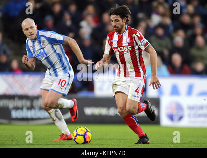 Stoke City Joe Allen (rechts) und Huddersfield Town Aaron Mooy Kampf um den Ball während der Premier League Match am John Smith's Stadion, Huddersfield. Stockfoto