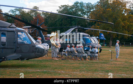 Oberstleutnant Kevin Ferreira übernimmt den Befehl von Oberstleutnant Jeffrey Bäcker des dritten Bataillon, 142 Assault Helicopter Battalion, 42th Combat Aviation Brigade, am Okt. 17, 2015, am Lager Smith, NEW YORK (New York Army National Guard Foto von 1 Lt. Amy Hanna/Freigegeben) Stockfoto