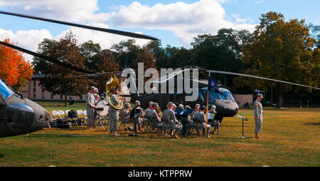 Oberstleutnant Kevin Ferreira übernimmt den Befehl von Oberstleutnant Jeffrey Bäcker des dritten Bataillon, 142 Assault Helicopter Battalion, 42th Combat Aviation Brigade, am Okt. 17, 2015, am Lager Smith, NEW YORK (New York Army National Guard Foto von 1 Lt. Amy Hanna/Freigegeben) Stockfoto