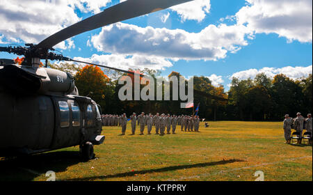 Oberstleutnant Kevin Ferreira übernimmt den Befehl von Oberstleutnant Jeffrey Bäcker des dritten Bataillon, 142 Assault Helicopter Battalion, 42th Combat Aviation Brigade, am Okt. 17, 2015, am Lager Smith, NEW YORK (New York Army National Guard Foto von 1 Lt. Amy Hanna/Freigegeben) Stockfoto