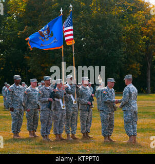 Oberstleutnant Kevin Ferreira übernimmt den Befehl von Oberstleutnant Jeffrey Bäcker des dritten Bataillon, 142 Assault Helicopter Battalion, 42th Combat Aviation Brigade, am Okt. 17, 2015, am Lager Smith, NEW YORK (New York Army National Guard Foto von 1 Lt. Amy Hanna/Freigegeben) Stockfoto