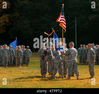 Oberstleutnant Kevin Ferreira übernimmt den Befehl von Oberstleutnant Jeffrey Bäcker des dritten Bataillon, 142 Assault Helicopter Battalion, 42th Combat Aviation Brigade, am Okt. 17, 2015, am Lager Smith, NEW YORK (New York Army National Guard Foto von 1 Lt. Amy Hanna/Freigegeben) Stockfoto