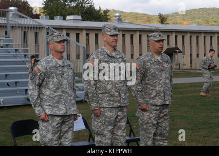 Eingehende 3 Bataillon, 142 Assault Helicopter Bataillonskommandeur Oberstleutnant Kevin Ferreira, Links, 42th Combat Aviation Brigade Kommandeur Oberst Jack James und Ausgehende 3-142 nd Kommandant Oberstleutnant Jeffery Bäcker stehen stramm an der Zusammenfassung der 3-142 nd Ändern des Befehls Zeremonie im Camp Smith Samstag, 17. Okt. 2015. (U.S. Armee Foto von Sgt. Jonathan Monfilletto) Stockfoto