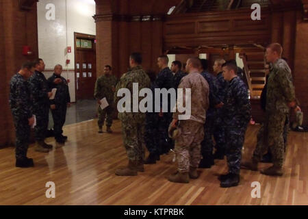 Mitglieder der New York Naval Miliz erhalten Briefings an der New York Army National Guard Armory in Buffalo im Staat Nov. 21. Die Gruppe von mehr als 30 ehrenamtlichen Mitgliedern der New York Naval Miliz, die Marine, der Küstenwache und der Marine Corps Reservisten, wird die Unterstützung der westlichen New York Bewohner nach mehr als sieben Meter von See Wirkung Schneefällen in Buffalo und in Erie County, New York. Die Truppen sind Teil der mehr als 600 Mitglieder der New York National Guard aufgerufen durch Gouverneur Andrew M. Cuomo seit November 19 die am stärksten betroffenen Gemeinschaften zu unterstützen. Us-N Stockfoto