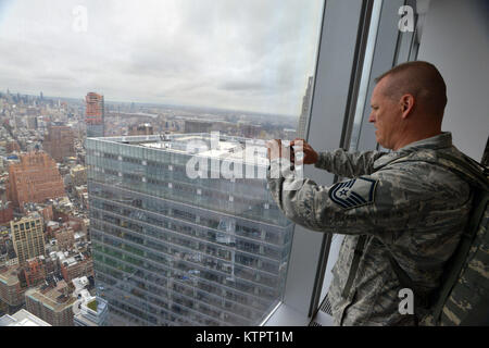 NEW YORK, NY-Mitglieder der Soldaten im Feld Beirat besuchen Sie die Ground Zero Memorial, das World Trade Center und FDNY Ladder 10 während ihrer vierteljährlichen Konferenz über die Veteran's Day, November 11 2015 in Lower Manhattan. Während dieser Besprechung Mitglieder sprach mit dem 11. September 2001 Ersthelfer, die Mitglieder des New York City Fire Department, und mit dem Direktor der Air National Guard, Generalleutnant Stanley E. Clarke III. Kurz vor dem Ende der Veranstaltung, General Clarke wurde eingeladen, um die Reihenfolge der Schwert zu verbinden. Die Ziele der Efac ist zur Verfügung zu stellen trugen Mitglieder der Natio Stockfoto