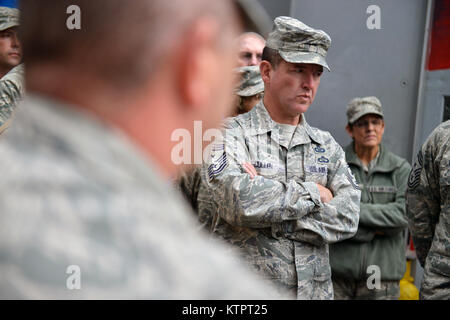 NEW YORK, NY-Mitglieder der Soldaten im Feld Beirat besuchen Sie die Ground Zero Memorial, das World Trade Center und FDNY Ladder 10 während ihrer vierteljährlichen Konferenz über die Veteran's Day, November 11 2015 in Lower Manhattan. Während dieser Besprechung Mitglieder sprach mit dem 11. September 2001 Ersthelfer, die Mitglieder des New York City Fire Department, und mit dem Direktor der Air National Guard, Generalleutnant Stanley E. Clarke III. Kurz vor dem Ende der Veranstaltung, General Clarke wurde eingeladen, um die Reihenfolge der Schwert zu verbinden. Die Ziele der Efac ist zur Verfügung zu stellen trugen Mitglieder der Natio Stockfoto