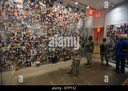 NEW YORK, NY-Mitglieder der Soldaten im Feld Beirat besuchen Sie die Ground Zero Memorial, das World Trade Center und FDNY Ladder 10 während ihrer vierteljährlichen Konferenz über die Veteran's Day, November 11 2015 in Lower Manhattan. Während dieser Besprechung Mitglieder sprach mit dem 11. September 2001 Ersthelfer, die Mitglieder des New York City Fire Department, und mit dem Direktor der Air National Guard, Generalleutnant Stanley E. Clarke III. Kurz vor dem Ende der Veranstaltung, General Clarke wurde eingeladen, um die Reihenfolge der Schwert zu verbinden. Die Ziele der Efac ist zur Verfügung zu stellen trugen Mitglieder der Natio Stockfoto