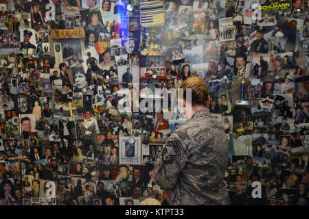 NEW YORK, NY-Mitglieder der Soldaten im Feld Beirat besuchen Sie die Ground Zero Memorial, das World Trade Center und FDNY Ladder 10 während ihrer vierteljährlichen Konferenz über die Veteran's Day, November 11 2015 in Lower Manhattan. Während dieser Besprechung Mitglieder sprach mit dem 11. September 2001 Ersthelfer, die Mitglieder des New York City Fire Department, und mit dem Direktor der Air National Guard, Generalleutnant Stanley E. Clarke III. Kurz vor dem Ende der Veranstaltung, General Clarke wurde eingeladen, um die Reihenfolge der Schwert zu verbinden. Die Ziele der Efac ist zur Verfügung zu stellen trugen Mitglieder der Natio Stockfoto