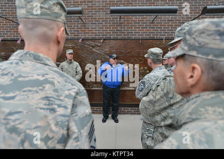 NEW YORK, NY-Mitglieder der Soldaten im Feld Beirat besuchen Sie die Ground Zero Memorial, das World Trade Center und FDNY Ladder 10 während ihrer vierteljährlichen Konferenz über die Veteran's Day, November 11 2015 in Lower Manhattan. Während dieser Besprechung Mitglieder sprach mit dem 11. September 2001 Ersthelfer, die Mitglieder des New York City Fire Department, und mit dem Direktor der Air National Guard, Generalleutnant Stanley E. Clarke III. Kurz vor dem Ende der Veranstaltung, General Clarke wurde eingeladen, um die Reihenfolge der Schwert zu verbinden. Die Ziele der Efac ist zur Verfügung zu stellen trugen Mitglieder der Natio Stockfoto