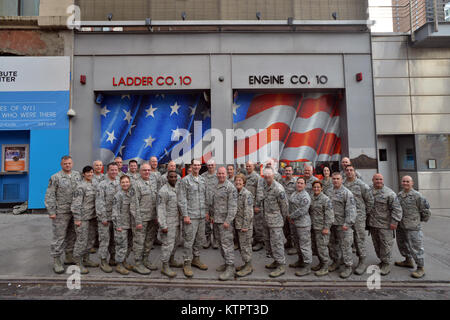 NEW YORK, NY-Mitglieder der Soldaten im Feld Beirat besuchen Sie die Ground Zero Memorial, das World Trade Center und FDNY Ladder 10 während ihrer vierteljährlichen Konferenz über die Veteran's Day, November 11 2015 in Lower Manhattan. Während dieser Besprechung Mitglieder sprach mit dem 11. September 2001 Ersthelfer, die Mitglieder des New York City Fire Department, und mit dem Direktor der Air National Guard, Generalleutnant Stanley E. Clarke III. Kurz vor dem Ende der Veranstaltung, General Clarke wurde eingeladen, um die Reihenfolge der Schwert zu verbinden. Die Ziele der Efac ist zur Verfügung zu stellen trugen Mitglieder der Natio Stockfoto