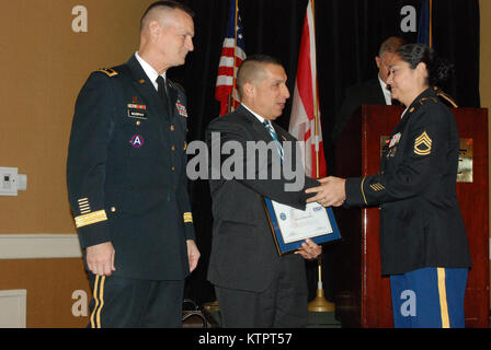 New York Army National Guard Sgt. 1. Klasse Juanita Salas-Jackson gratuliert der Staat New York Polizei Betriebsleiter Joseph D'Amico ihm nach der Vorstellung bei einem Arbeitgeber, der Unterstützung des Schutzes und der Reserve patriotischen Arbeitgeber Award pin an der New York State IT-Gipfel am 18. November im Sagamore Hotel und Konferenzzentrum in Bolton Landing, New York, als Major General Patrick Murphy, der Adjutant General von New York auf. Salas-Jackson ein New York State Trooper und militärischen Beziehungen zwischen den beiden Einrichtungen. Betriebsleiter D'Amico wurde für die Unterstützung von Programmen, die-Support erkannt Stockfoto