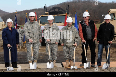 Generalmajor Patrick A. Murphy, der Adjutant General von New York und anderen illustren Gästen und gewählte Beamte nahmen an der Spatenstich für das neue kombinierte Support Wartung Shop im Camp Smith Training Website in Cortlandt Manor, NY Am 24. November 2015. Das neue Werk, das voraussichtlich im Dezember 2017 abgeschlossen sein soll, ist die Unterstützung bei der Wartung für ca. 1.200 Radfahrzeuge nach NY Army National Guard Einheiten im Hudson Valley, Long Island und New York City Bereichen zugeordnet. (Foto von Sgt. Michael Davis/Freigegeben) Stockfoto