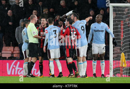 Spieler von AFC Bournemouth und West Ham United surround Gleichreferent Bobby Madley entscheidet oft darüber, ob Dritte AFC Bournemouth Ziel während der Premier League Match an der Vitalität Stadion, Bournemouth zu ermöglichen. Stockfoto