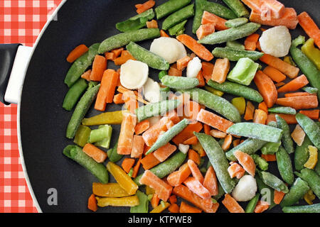 Eine Mischung aus sortierten gefrorenes Gemüse in der Pfanne zum Kochen bereit Stockfoto