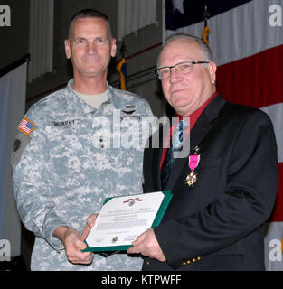 LATHAM, N.Y.-- Generalmajor Patrick Murphy, der New York State Adjutant General (links) stellt mit pensionierten New York Army National Guard Chief Warrant Officer Brian Smith (rechts) nach der Vergabe Smith der Legion der Verdienst an der New York State Division der militärischen Angelegenheiten hier am Dez. 11, 2015. Smith empfing die Medaille in Anerkennung seiner 39 Jahre Service. Ein hubschrauberpilot, Smith durchgeführt Touren der Aufgabe im Irak und in Bosnien, nahmen an humanitären Missionen in Mittelamerika, und häusliche Notfälle wie Hurrikan Katrina und Superstorm Sandy reagiert. Smith war die Medaille durin gegeben Stockfoto