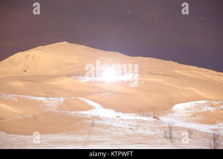 Skifahrer, die mit einem Scheinwerfer Skifahren auf einem Berg Stockfoto