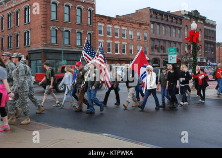 New York Army National Guard Soldaten melden Sie Dutzende von militärischen Familie Mitglieder und Hunderte von Freunden für das 12. jährliche Heiligabend - Morgen 3 Mile Road März in Glens Falls, New York, Unterstützung für militärische Männer und Frauen in Afghanistan dienen und Standorten auf der ganzen Welt zu zeigen. Die Veranstaltung wurde geleitet von guidon Träger aus der Guard 1427th Transportation Company, 466th Area Support medizinische Gesellschaft in Glens Falls und die Militärpolizei im Unternehmen von Latham, New York, US National Guard Foto von der New York Army National Guard Oberst Richard Goldenberg/freigegeben. Stockfoto