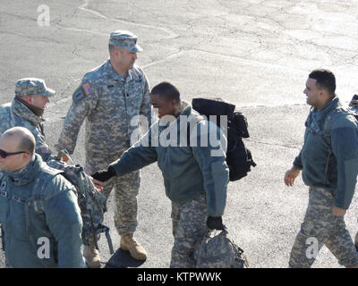 Oberstleutnant Christopher Jensen, Kommandeur der 104 Militärische der New York Army National Guard Polizei Bataillon, grüßt Soldaten der 442Nd Military Police Company am Stewart International Airport, in Newburgh, NEW YORK auf Dienstag, Januar 6, 2016 Wie Sie mit einer Chartermaschine auf dem Weg nach Fort Bliss in Texas. Die Soldaten werden es Zug vor der Bereitstellung nach Guantanamo Bay Naval Base, Cuba. (U.S. Army National Guard Foto von Master Sgt. Barry Brill/freigegeben) Stockfoto