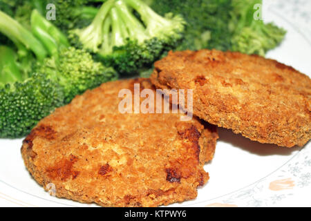 Knusprig paniert chicken Pastetchen mit frischen Brokkoli Stockfoto