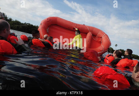 HOMESTEAD AIR RESERVE BASE, Florida - Mitglieder der 106 Rettung Flügel Verhalten bekämpfen und Wasser Überlebenstraining im Homestead Air Reserve Base, Florida, 18. Januar 2016. Während dieser Ausbildung, Aircrew Mitglieder gewonnen Refresher Schulung zur Verwendung ihrer Not Radios, taktischen Bewegungen durch difficiult Gelände, wie Unterstände zu bauen, Wege, um Brände zu bauen, und Methoden zur Umgehung der Feind. (US Air National Guard/Staff Sergeant Christopher S. Muncy/freigegeben) Stockfoto