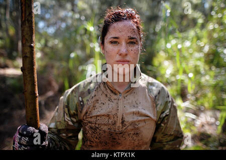 HOMESTEAD AIR RESERVE BASE, Florida - Tech Sgt. Christina Perrone, ein Mitglied der 106 Rettung Flügel, Pausen in den Sumpf während eines taktischen Bewegung Kurs an der Homestead Air Reserve Base, Florida, 18. Januar 2016. Während dieser Ausbildung, Aircrew Mitglieder gewonnen Refresher Schulung zur Verwendung ihrer Not Radios, taktischen Bewegungen durch difficiult Gelände, wie Unterstände zu bauen, Wege, um Brände zu bauen, und Methoden zur Umgehung der Feind. (US Air National Guard/Staff Sergeant Christopher S. Muncy/freigegeben) Stockfoto