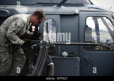 HOMESTEAD AIR RESERVE BASE, FL-Staff Sgt. Barry Wood, einen Flieger mit der 106 Rettung Flügel, überprüft ein .50 Kaliber Maschine Gewehr auf ein HH-60 Pavehawk Hubschrauber vor einem trainingsflug im Homestead Air Reserve Base, Florida am 19. Januar 2016. (US Air National Guard/Staff Sgt. Christopher S. Muncy/freigegeben) Stockfoto