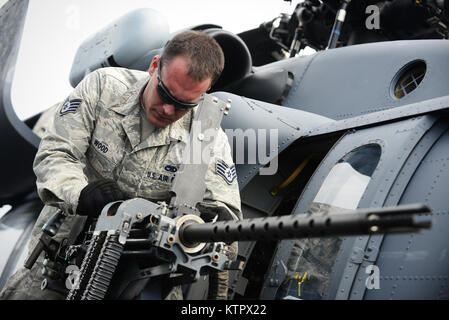 HOMESTEAD AIR RESERVE BASE, FL-Staff Sgt. Barry Wood, einen Flieger mit der 106 Rettung Flügel, überprüft ein .50 Kaliber Maschine Gewehr auf ein HH-60 Pavehawk Hubschrauber vor einem trainingsflug im Homestead Air Reserve Base, Florida am 19. Januar 2016. (US Air National Guard/Staff Sgt. Christopher S. Muncy/freigegeben) Stockfoto